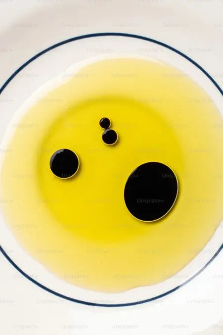picture of balsamic vinegar and EVOO in bowl